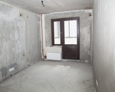 Tamiri olmayan yeni bir binada boş bir daire.