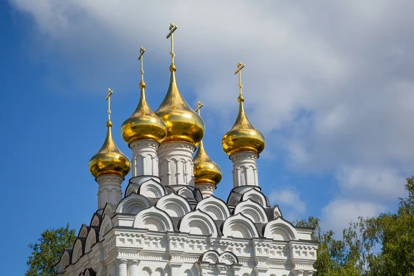 Chiesa ortodossa con cupole d'oro — Foto Stock