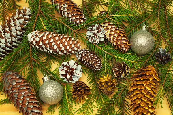 Decorações de Natal fundo. ramos de abeto e cones — Fotografia de Stock