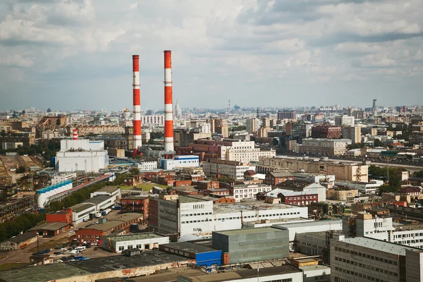 Industriële stad, stedelijke fabrieken, industriële leidingen — Stockfoto