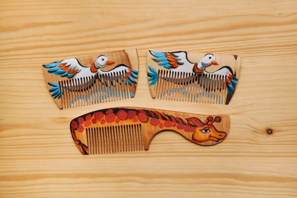 Kamm für Haar, auf dem handgezeichnete Giraffen und fliegende Enten liegen. Kunst, handgemacht — Stockfoto