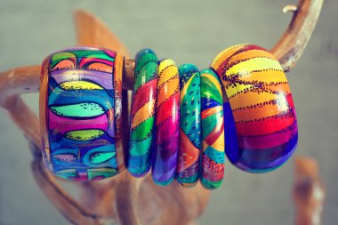 Latin Amerika tarzı renkli bilezikler