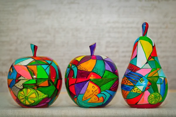 Manzanas decorativas multicolores y peras. Arte contemporáneo, fruta decorativa de madera, pintada a mano — Foto de Stock