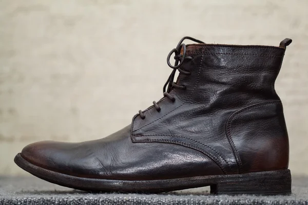 Vysoké kožené boty s detailním pata — Stock fotografie