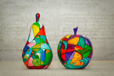 Dekoratif elma ve armut, tahtadan yapılmış ve el ile boya boyalı. Modern tek parça sanat