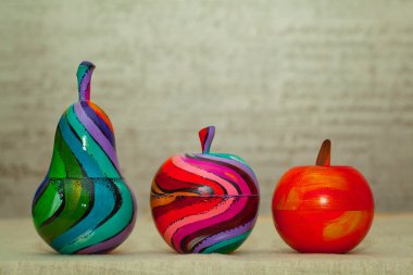 Ahşap renkli armut ve elma. Dekoratif meyve elle boyanmış. El yapımı