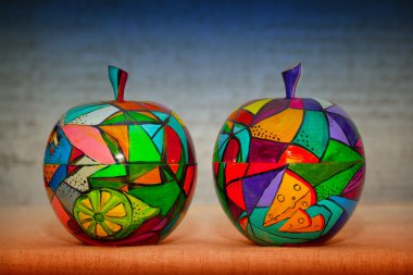 Çağdaş sanat - dekoratif elma, elle boyanmış renkler