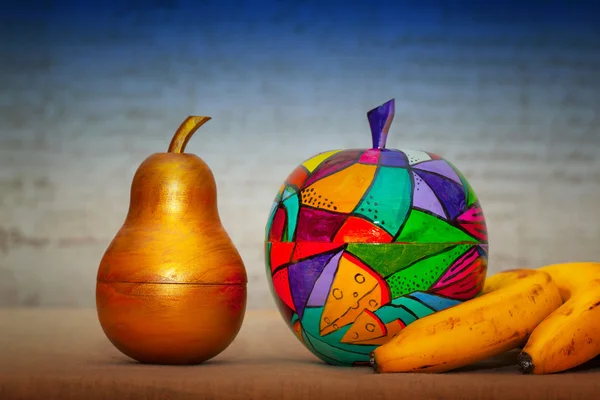 Dekorativní jablko a hruška, banány — Stock fotografie
