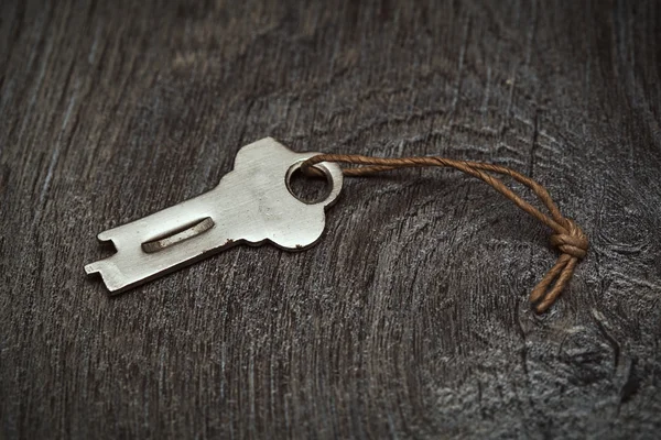 Llave vintage sobre superficie de madera —  Fotos de Stock