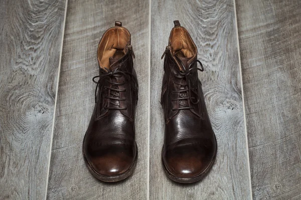 Vintage mannen schoenen op een oude houten vloer — Stockfoto