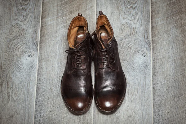 Schöne hohe lederne Herrenschuhe auf einem Holzboden — Stockfoto