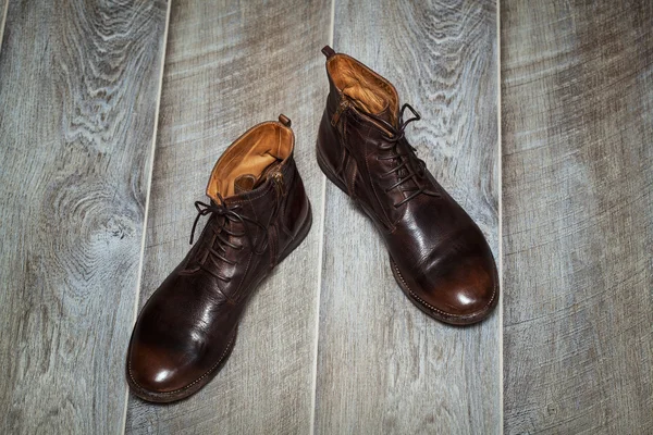 Kožené boty na podlaze pohled shora — Stock fotografie