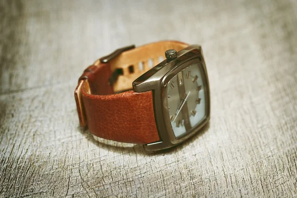 Montre-bracelet homme avec bracelet en cuir sont sur la table — Photo