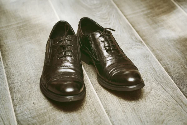 Klassieke mannen schoenen. Foto in retro stijl — Stockfoto