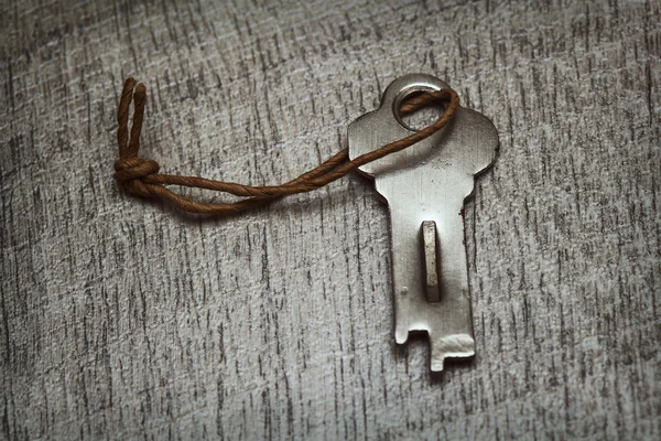 Stary mały klucz w tabela — Zdjęcie stockowe