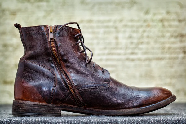 Coole modische Schuhe im Cowboy-Stil auf abstraktem Hintergrund — Stockfoto