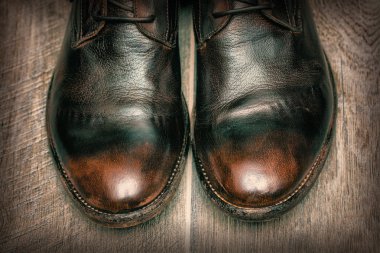 Tuval Ayakkabı ahşap arka plan üzerinde. Vintage deri ayakkabı
