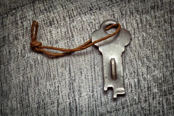 Schlüssel mit Seil auf Holzgrund — Stockfoto