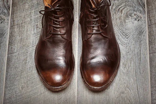 Par de sapatos de couro marrom artesanal elegante — Fotografia de Stock