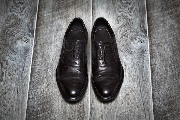 Klasická černá Pánská obuv na dřevěné pozadí — Stock fotografie