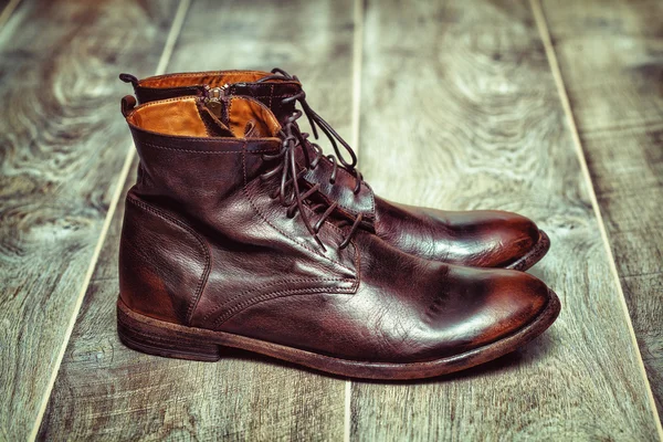 Zapatos de cuero hermoso de los hombres en un piso de madera, estilo retro —  Fotos de Stock