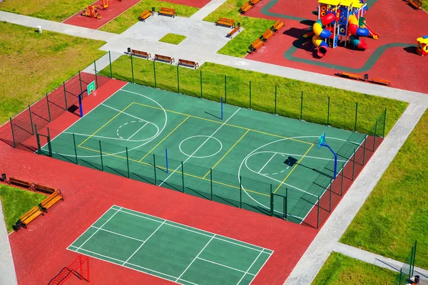 Crianças quintal Playground. Quadra de basquete, slides infantis — Fotografia de Stock