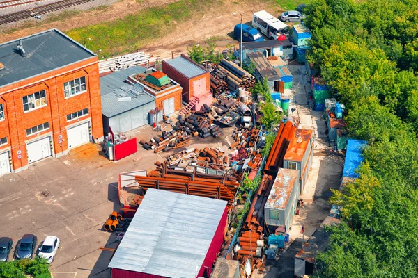 Endüstriyel borular dump ile sanayi alanları — Stok fotoğraf