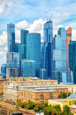 Moskova, Rusya - 29 Temmuz 2015: Uluslararası iş karmaşık Moskova-şehir. Cam ve metal fütüristik modern gökdelenler