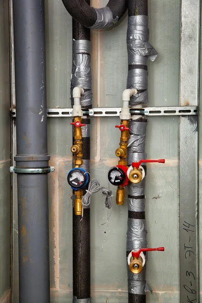 Contatori d'acqua per acqua calda e fredda. Tubi e valvole con acqua — Foto Stock