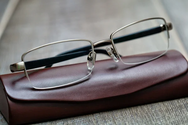Klasické brýle s kožené pouzdro. Brýle obchodní muž — Stock fotografie