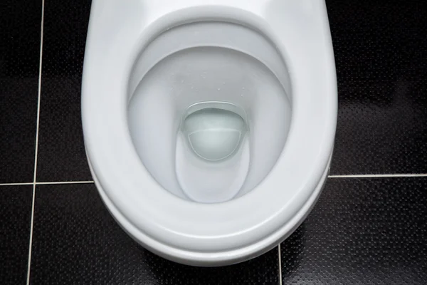 Öppna vit toalett ovanifrån — Stockfoto