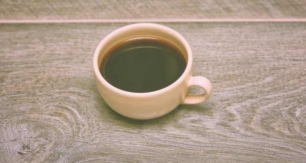 Eine Tasse aufgebrühten schwarzen Kaffee auf einem Vintage-Tisch — Stockfoto