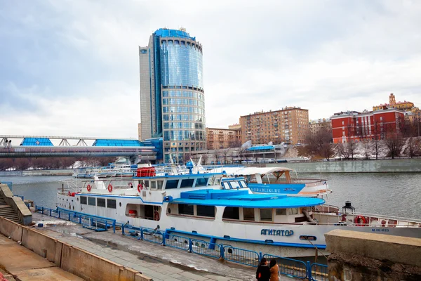 Moscow - march 9: Tower business center Moscow-City shopping Bagration Bridge and tourist boat on the Moscow River. Russia, Moscow, march 9, 2015 — Stock Photo, Image