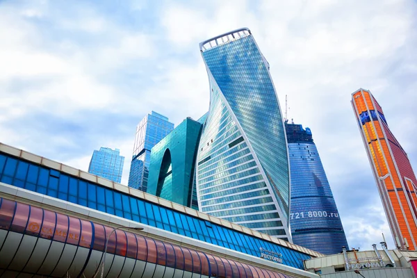 Moscou - 9 de março: Cidade de Moscou e ponte Bagration. Rússia, Moscou, 9 de março de 2015 — Fotografia de Stock