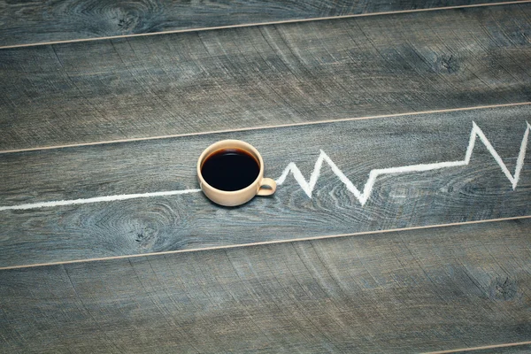 Освіжаюча кава і кардіограма на дерев'яному столі старовинний — стокове фото