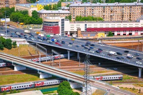 Moskwa, Rosja - 9 czerwca 2014: Trzeci Ring Road, pojazdy na drogach. Ruch pociągów na linii kolejowej, koleje rosyjskie (Rzd) — Zdjęcie stockowe