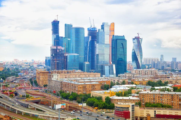 MOSCOW, RÚSSIA - JUNHO 9, 2014: International Business Center Moscow City e o histórico bairro residencial — Fotografia de Stock