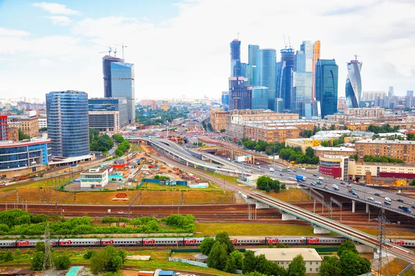 MOSCOW, RUSSIA - JUNE 9, 2014: A look at the city and the international business center Moscow-City — Stock Photo, Image