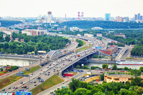 Moscow, Rusland - 9 juni 2014: Moskou, Moskou rivier, de derde ringweg — Stockfoto