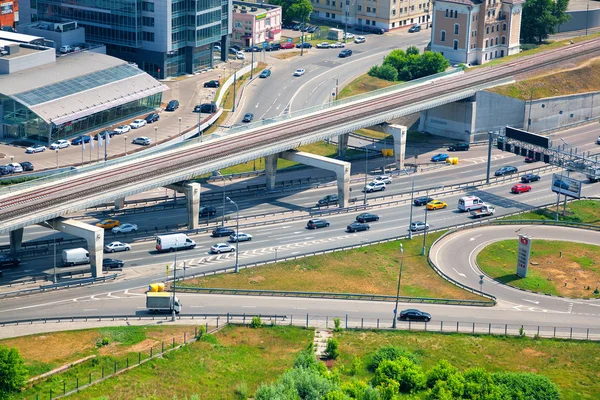MOSCÚ, RUSIA - 9 DE JUNIO DE 2014: La animada zona de la ciudad, la Tercera carretera de circunvalación, vehículos que viajan por carreteras e intercambiadores de coches — Foto de Stock