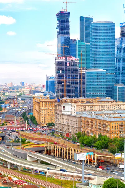 МОСКВА, РОССИЯ - 9 июня 2014 года: строительство бизнес-центра Москва-Сити — стоковое фото