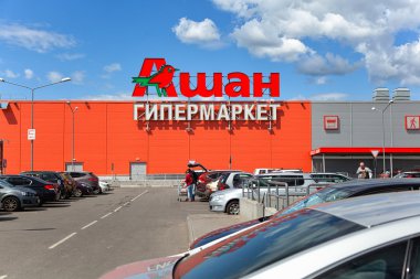 Moskova, Rusya - 6 Haziran 2015: Auchan hipermarket. Mağaza dışına