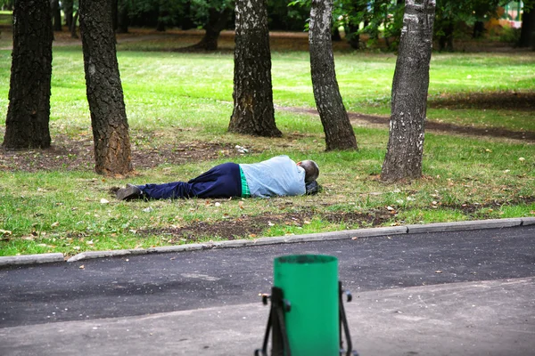 Homme Alcoolique Dormant Dans Parc Sur Herbe — Photo