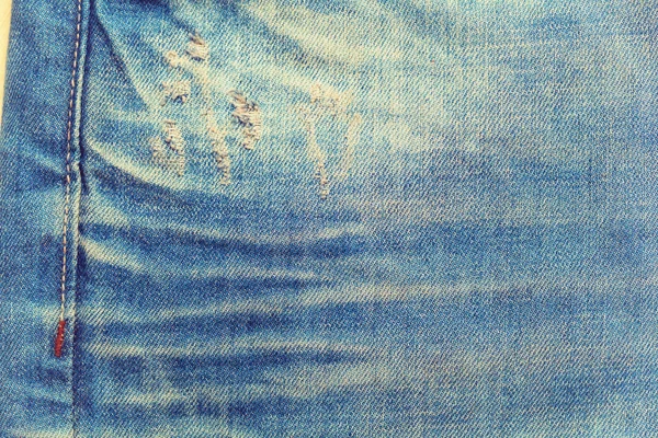 Sfondo texture jeans. fori decorativi e graffi, appositamente invecchiati — Foto Stock