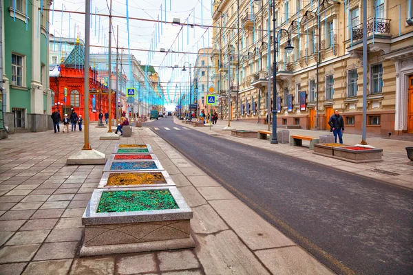 Moscou, Rússia - 7 de março de 2015: Antiga rua no centro da cidade Bolshaya Dmitrovka — Fotografia de Stock