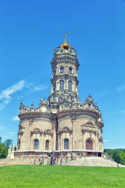 Barockarchitektur, die orthodoxe Kirche in dubrovitsy (Moskauer Gebiet). Der Tempel wurde zu Ehren der Gottesmutter erbaut. — Stockfoto