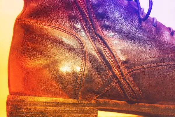 Zapatos de cuero cerca con cierre de cremallera, procesamiento de arte — Foto de Stock