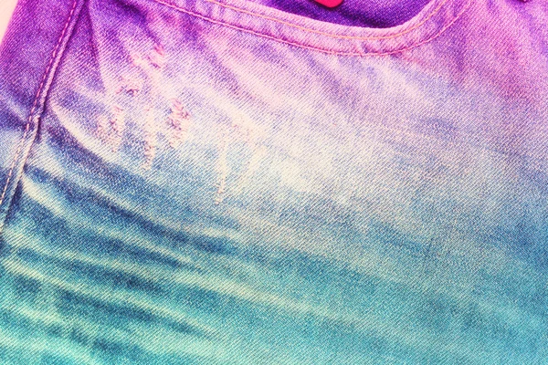 Resumo fundo jeans grunge. cores brilhantes roxo e azul — Fotografia de Stock