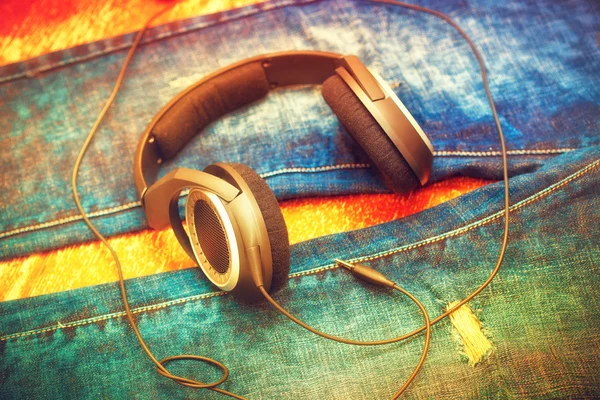 Auriculares musicales, estilo grunge, colores brillantes, fondo. procesamiento de arte — Foto de Stock