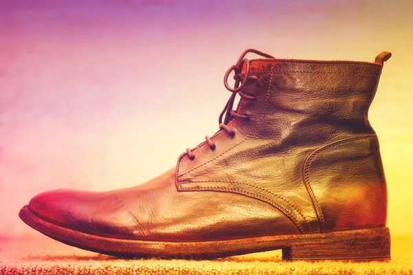 カラフルな抽象的な背景の男性の革靴 — ストック写真